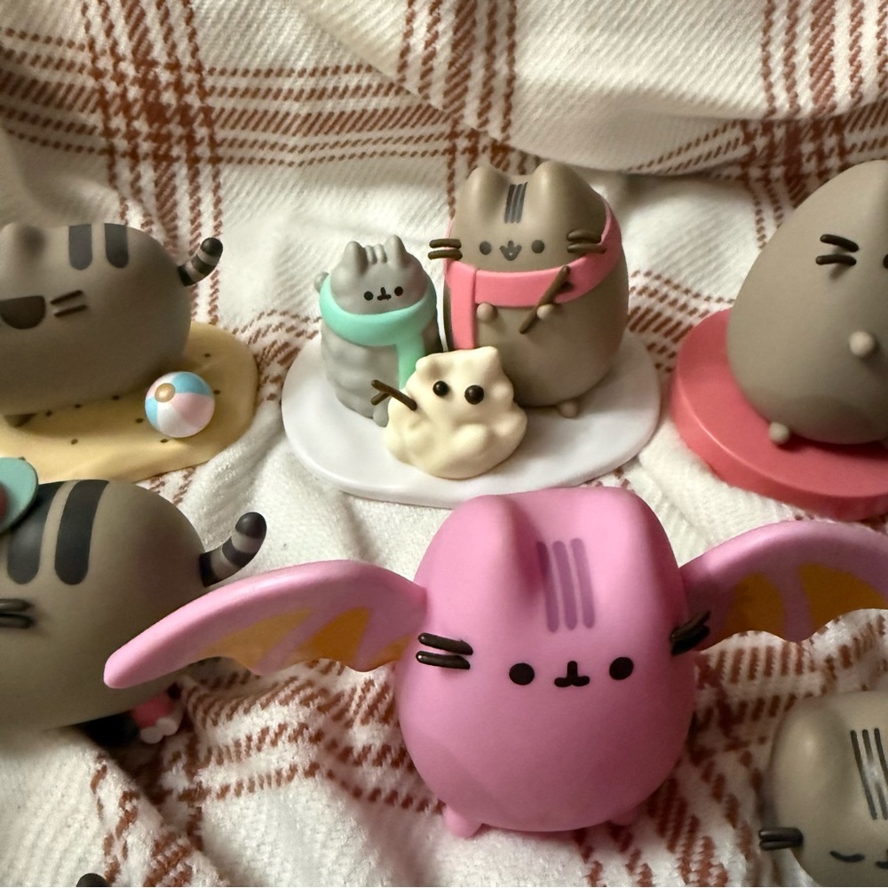 Pusheen Box exclusive 12 collective figurines bat mermaid surfing snow mushroom - Picture 4 of 6